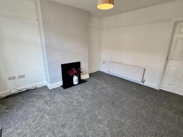 2 bed House to rent Image 5