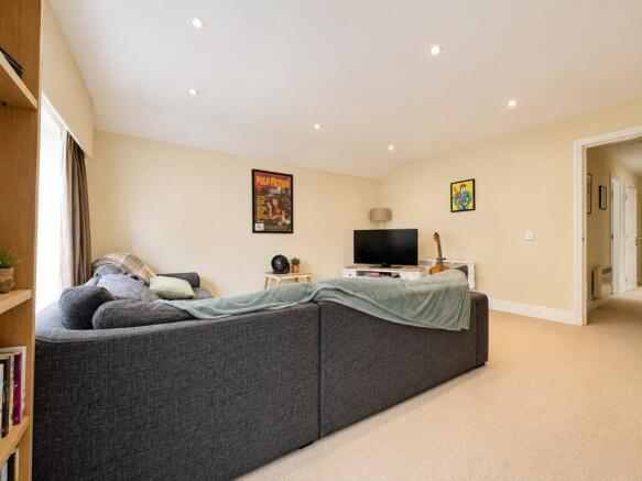 2 bed Flat to rent Image 6