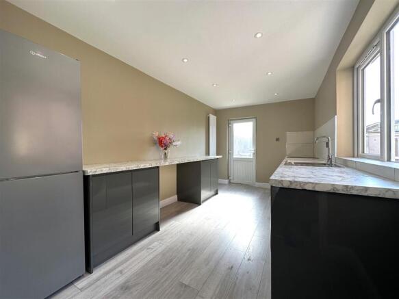 Spacious Modern Kitchen 533