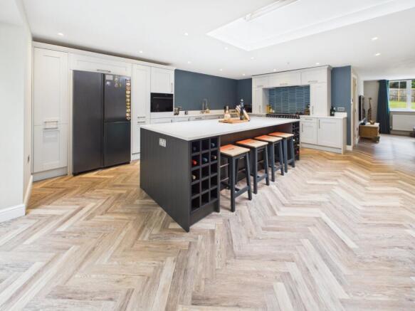 5 bed Detached for sale Image 6