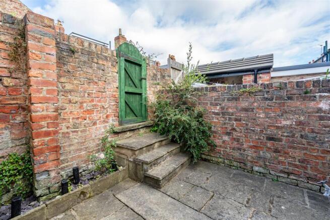 2 bed Terraced to rent Image 5
