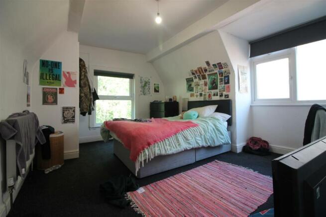 7 bed House to rent Image 4