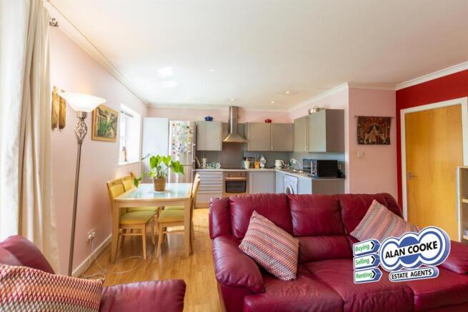 OPEN PLAN LOUNGE & KITCHEN