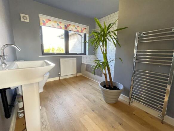 FAMILY BATHROOM