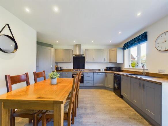 KITCHEN/DINING ROOM