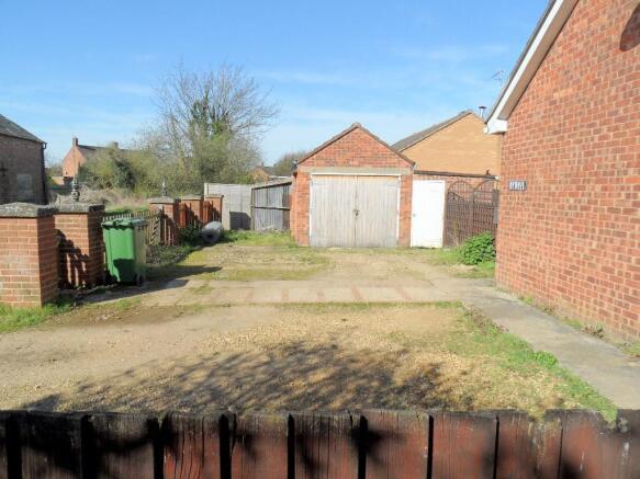 GARAGE & DRIVEWAY