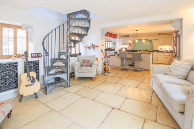 5 bed Detached for sale Image 7