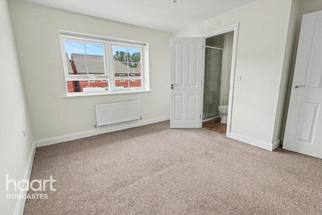 4 bed Detached for sale Image 11