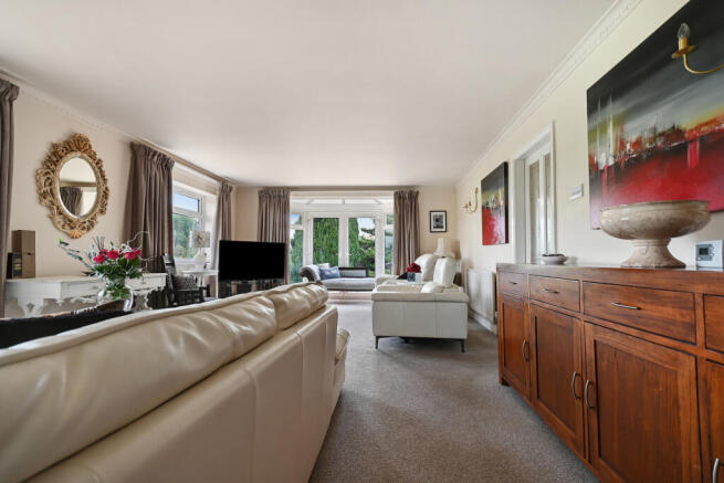 5 bed Detached for sale Image 9