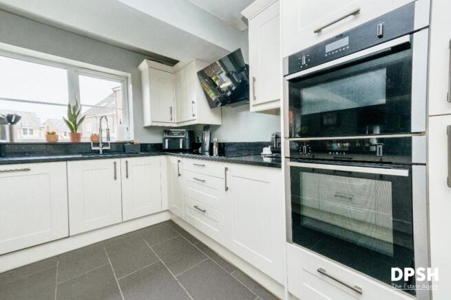 5 bed Detached for sale Image 6