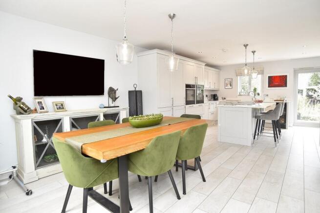 5 bed Detached for sale Image 8