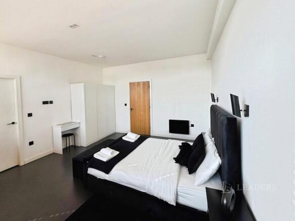 3 bed Flat to rent Image 8