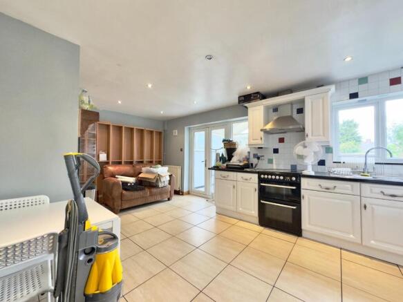 3 bed Semi-Detached to rent Image 5
