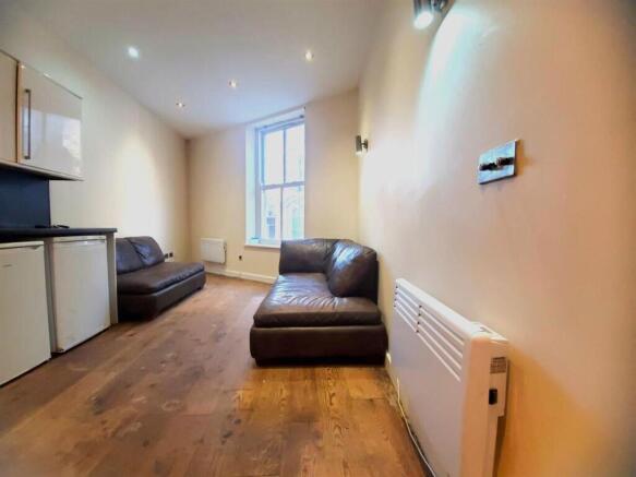 2 bed Flat for sale Image 5