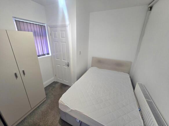 3 bed Flat to rent Image 8