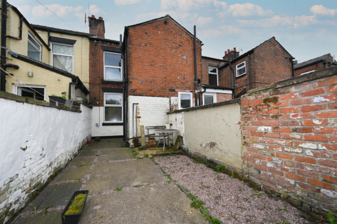 Enclosed private rear yard garden