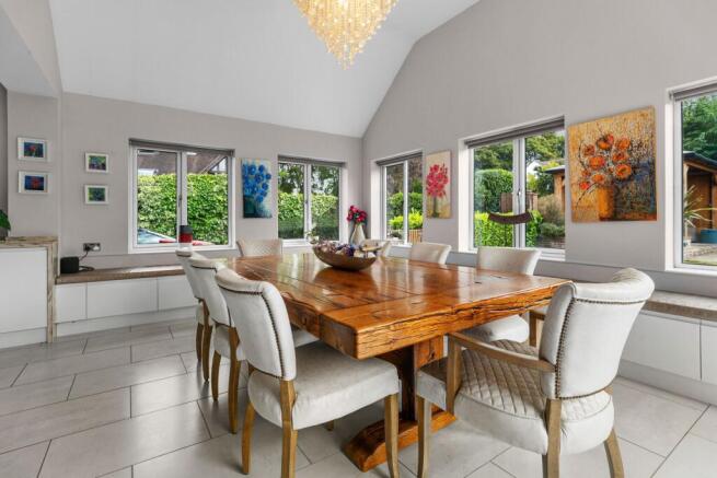 6 bed Detached for sale Image 9