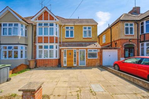 Wychwood Avenue, Luton, Bedfordshire, LU2