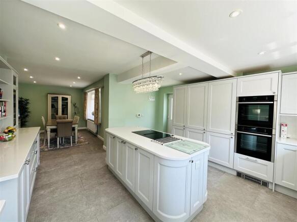 5 bed Detached for sale Image 9