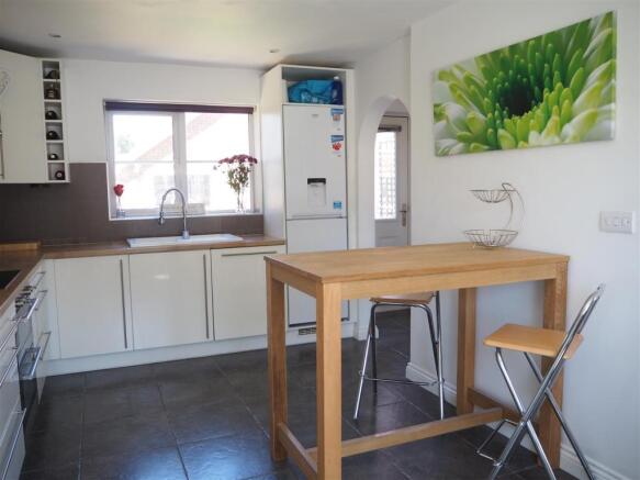 Spacious Dining Kitchen 728
