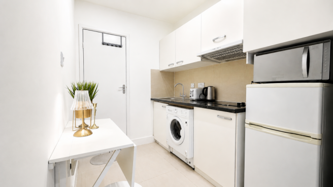 Studio flat to rent in Greenford for single profe