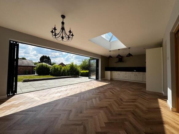 KITCHEN DINER BI-FOLDS.jpg