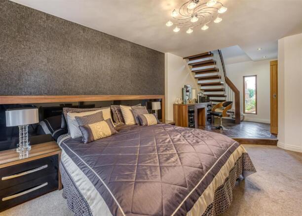 58 Birches Road-bed1b.jpg