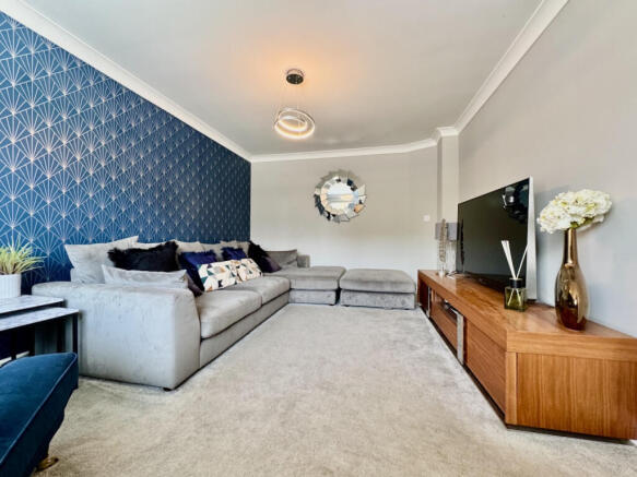 5 bed Detached for sale Image 4