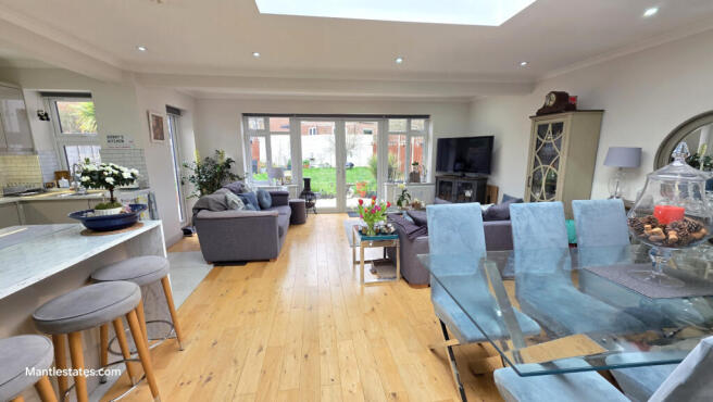 LOUNGE/KITCHEN/DINING AREA