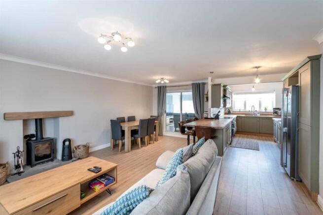 4 bed Detached Bungalow for sale Image 4