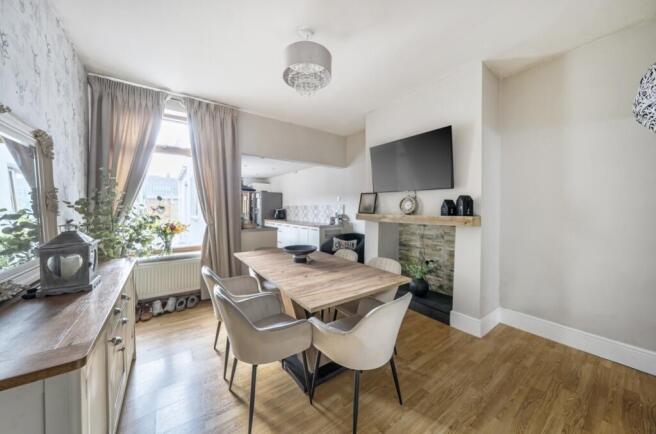 1417315-6-6995cf93d8122