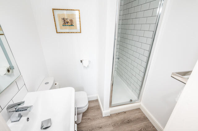 5 bed Town House for sale Image 11