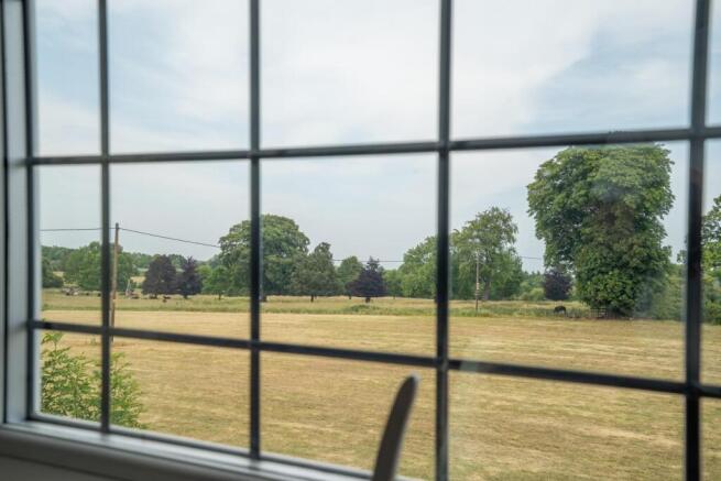 5 bed Detached for sale Image 8
