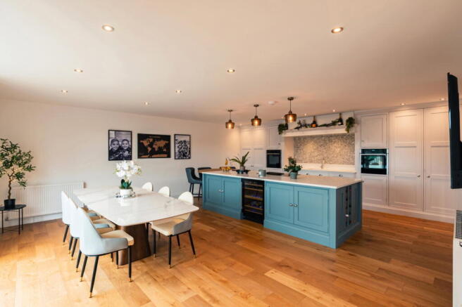 5 bed Detached for sale Image 7