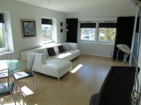 2 bed Penthouse to rent Image 4