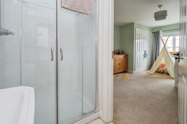 5 bed Detached for sale Image 10