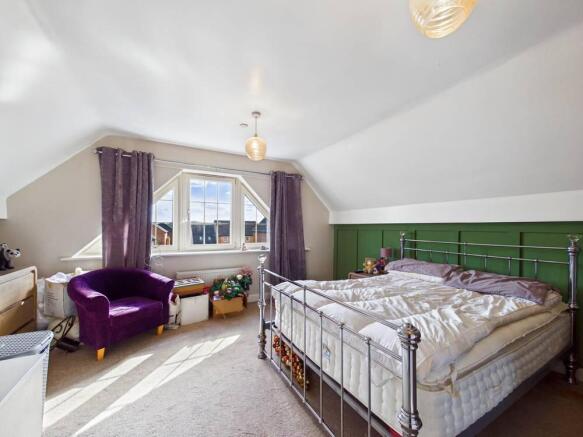 5 bed Town House for sale Image 11