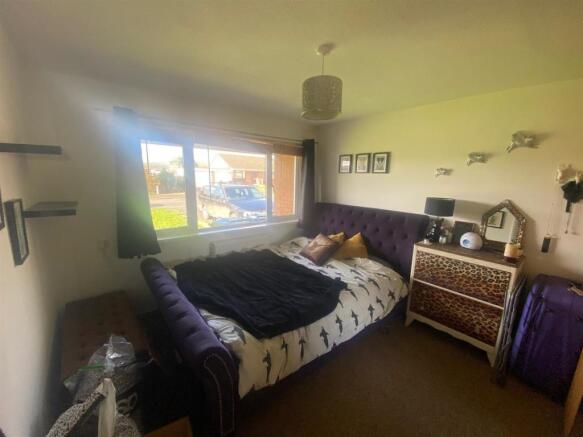 32 The Fairway - Bedroom.jpg