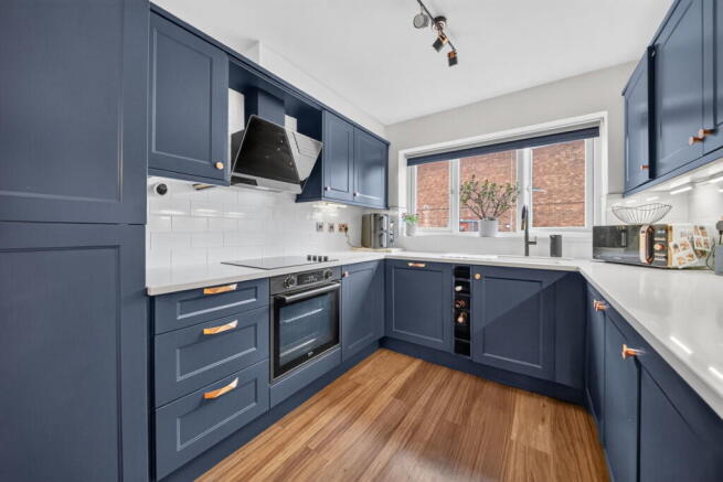5 bed Town House for sale Image 8