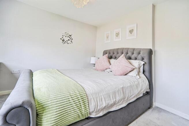 5 bed Semi-Detached for sale Image 9