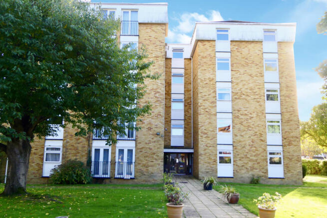 2 Dorchester Court, Greenlands Road, Staines TW18 4LS