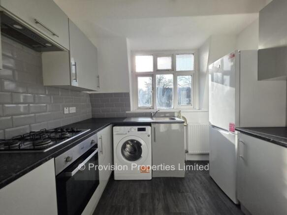 5 bed Semi-Detached to rent Image 6