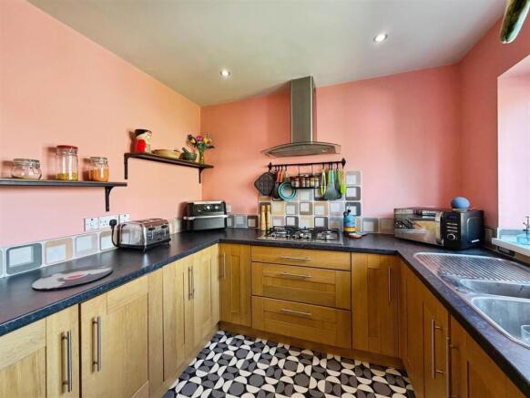 4 bed Semi-Detached for sale Image 7
