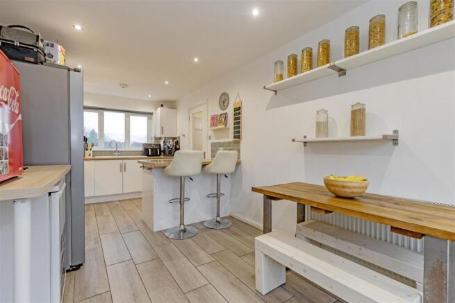 Kitchen/ Dining Room