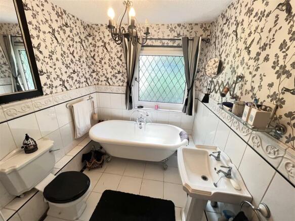 MAIN BATHROOM