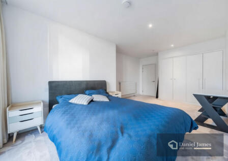 16 Admiralty Avenue, London, E16