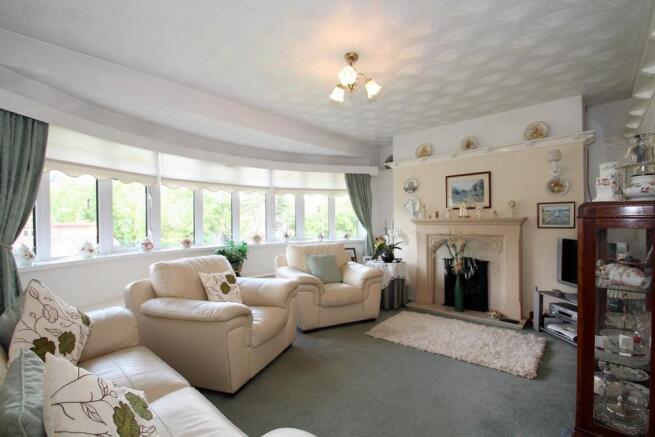 Large Lounge with Ba