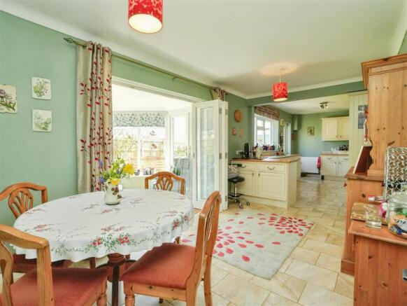 4 bed Detached for sale Image 7