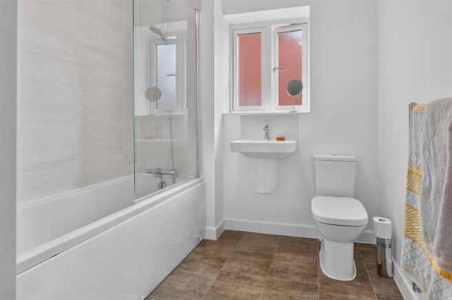 4 bed Detached for sale Image 10