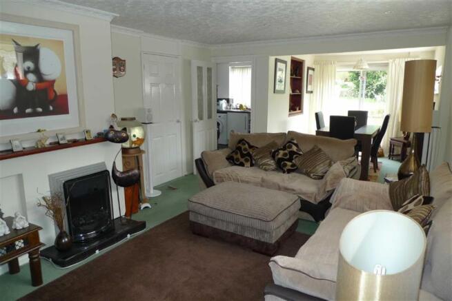 LIVING ROOM/DINING R